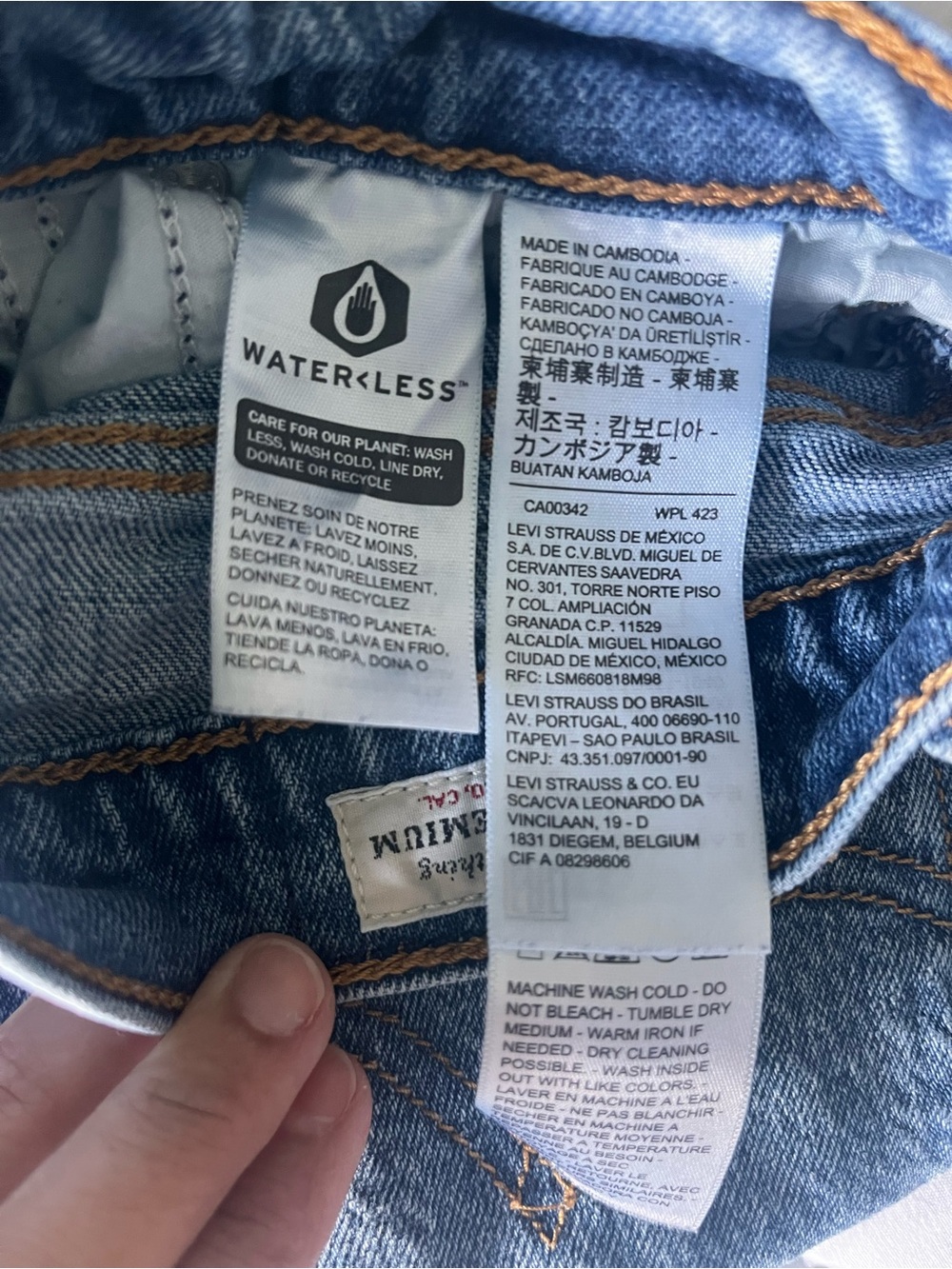 Levi's Women's Straight Leg Jeans in Medium Blue Wash - Picture 4 of 4